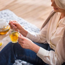 Uống trà trị viêm khớp? Top 5 loại trà giúp giảm các triệu chứng đau nhức xương khớp