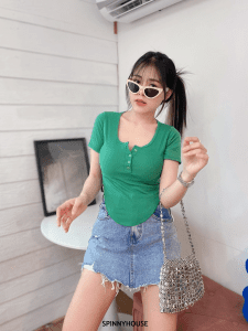 Dây crop, áo thun cổ vuông, gấu cong, cúc rời, vải co giãn nhiều oder từ Thái Lan