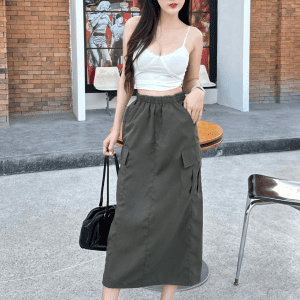 Váy chở hàng, kiểu dáng côn, vải sợi nhỏ, không quá mỏng, mặc thoải mái. Rất dễ mix đồ, túi y2k cực chất, mẫu váy Nhật của Thái