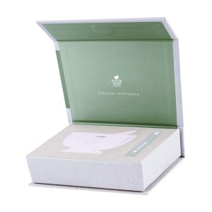 Reunrom là cây nến sáp hương thơm.